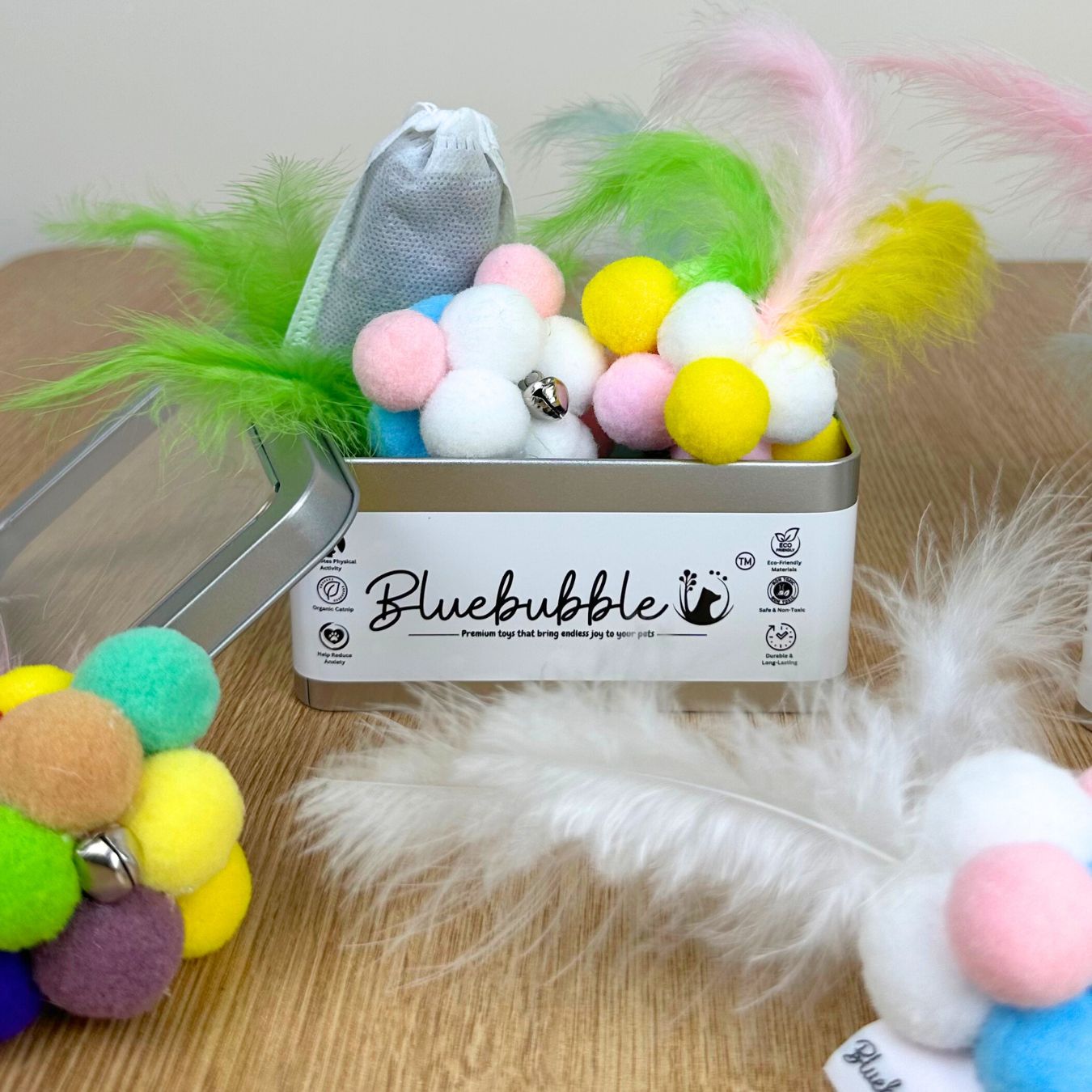 Federbälle mit Glöckchen