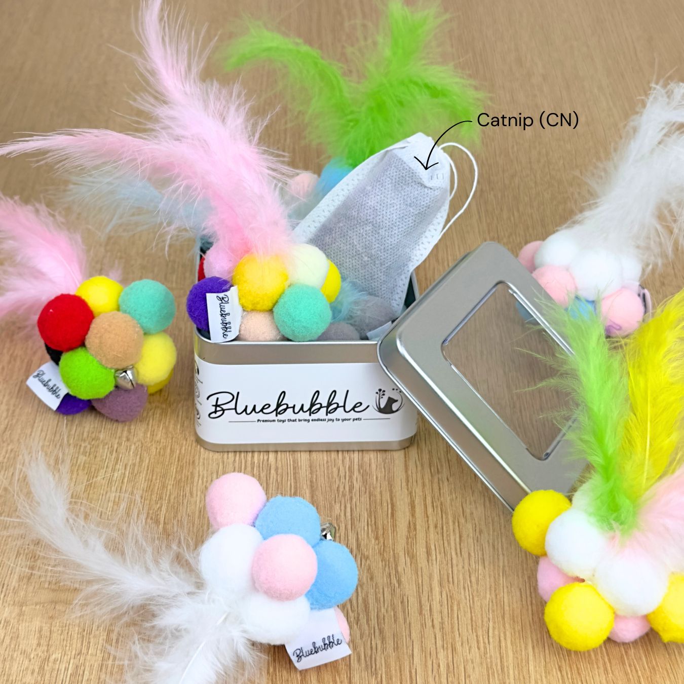 Federbälle mit Glöckchen