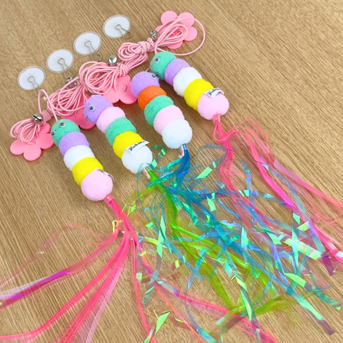 Raupenfederbälle mit Glöckchen