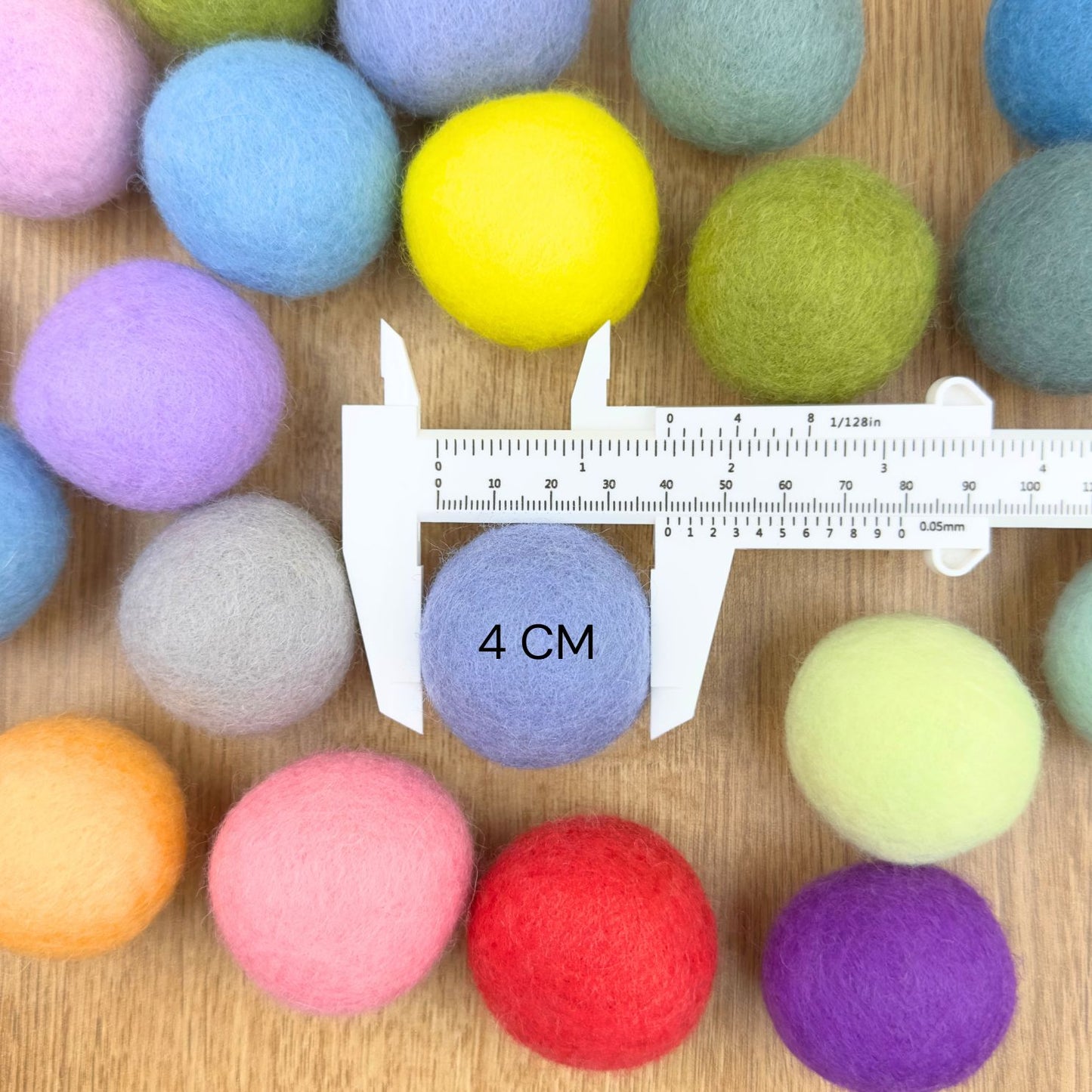 4 cm große Wollfilzbälle